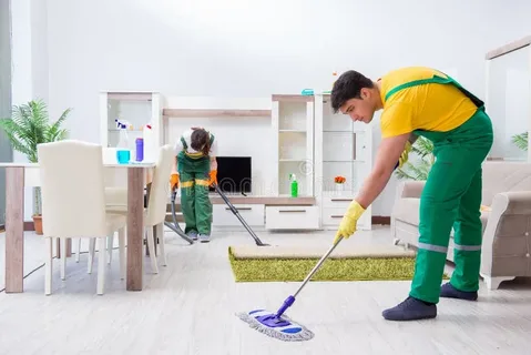 عمال تنظيف المنازل